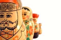 Cataluña pone en práctica nuevos requisitos para la reagrupación familiar, el arraigo social y la renovación de residencia temporal Una familia de muñecos rusos