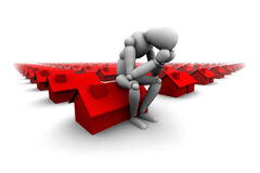 Sin vivienda, sin dinero y con una deuda extra injusta con el banco Un muñequito cabizbajo sentado sobre una casita roja