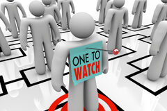 La Reforma Laboral a día de hoy: ¿cómo queda definitivamente tras su paso por el Congreso? Muñequitos blancos, uno de ellos encima de una diana