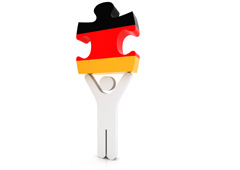 Un muñequito sosteniendo una pieza de puzzle pintado de la bandera alemana