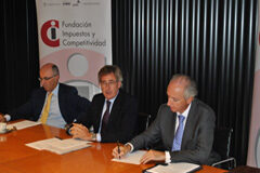 La Fundación Impuestos y Competitividad cuestiona la reducción de los tipos impositivos de la Reforma Fiscal De izquierda a derecha: Ginés Navarro, Director General de la Fundación; Alejandro Escoda, Presidente y Ricardo Gómez-Acebo, Vicepresidente.