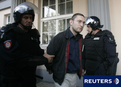 Un neonazi es arrestado.