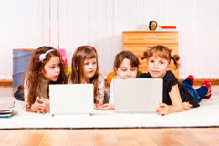 Protección de menores y contenidos adultos en Internet Cuatro niñas delante de dos ordenadores portátiles