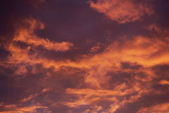Cloud Computing y sus implicaciones legales Nuebes en un cielo anaranjado.