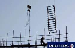 Accidente laboral: el peón trabajaba con la documentación de un compatriota Un obrero en un andamio