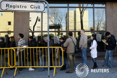 Aprobada la modernización del Registro Civil español Gente en fila delante de la oficina del registro civil