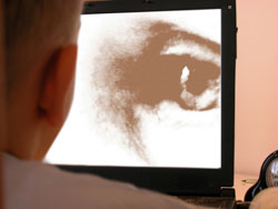Un medico estudiando la vista en un cuadro.