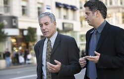 La visión de los abogados Dos ejecutivos charlando.