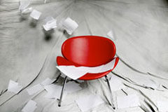 Los Administradores y la actividad concurrencial con la de la sociedad Una silla con un montón de papeles por el suelo.