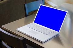 La Reforma Laboral de 2012 (VI): el trabajo a distancia Un ordenador sobre la mesa de casa