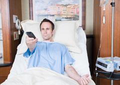 Un paciente usando el mando de televisión