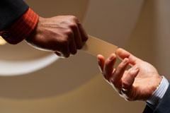 Causa contractual versus motivación personal Una persona le da a otra una tarjeta