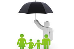 ¿Por qué es importante reclamar tus primas impagadas? Un muneco con paraguas