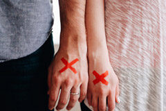 Las cifras del divorcio en España bajan las demandas en 2016 Una pareja con una x roja pintada en la mano