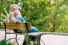 ¿Qué es una unión análoga al matrimonio? Una pareja de abuelos sentanda en un banco