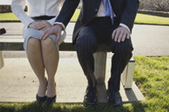 Parejas estables navarras ¿y ahora qué? Una pareja en un banco