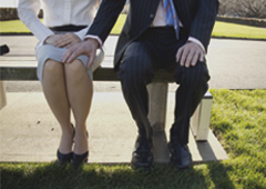 Una pareja en un banco Una pareja en un banco
