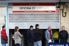 ¿Qué reforma laboral necesita España? Personas esperando fuera de una oficina de empleo