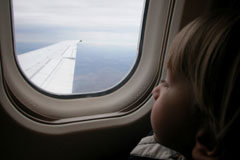 El juez condena a Ryanair por amenazar con cancelar las reservas de Rumbo Un niño mira por la ventanilla de un avión