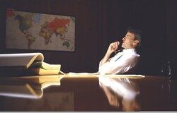 La necesidad del “oficio” en el directivo y su impacto en las responsabilidades Un hombre sentado en una silla en la oficina pensando