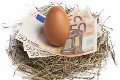 ¿Qué hacer ante el impago total o parcial de la pensión de alimentos? Un huevo sobre un nido y billetes de euros