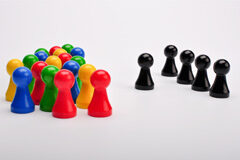 La figura de los falsos autónomos. Fraude en el mercado laboral (I) Peones de colores a un lado y negros a otro