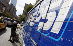 Un tribunal de la CE otorga la paternidad de los «Tazos» a una empresa española Un cartel de Pepsi en la calle.