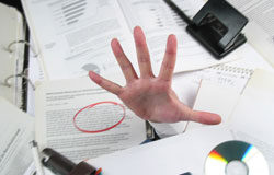 Sin una estrategia el partido está perdido Una mano bajo un montón de papeles.