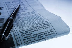 Bélgica asume la presidencia del Consejo Un periódico y un boli sobre él