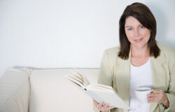 El periodista ha de contrastar las fuentes Una periodista leyendo un libro.