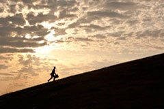 La punibilidad creciente de las personas jurídicas en el marco penal español Persona con maletín ascendiendo por una pendiente