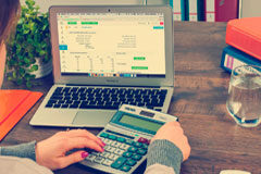 Los impuestos en las pensiones familiares Una persona utilizando una calculadora