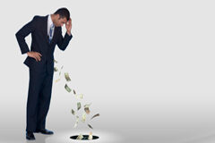 Aprobación de la adaptación de NPGC a entidades sin fines lucrativos Una persona mirando caer billetes de su bolsillo a un agujero