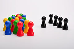 Instrumentos preconcursales para la crisis del COVID-19 Un montón de piezas de colores a un ladro y al otro de negras