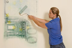 La Fiscalía no está dispuesta a aceptar “operaciones de maquillaje” en las empresas Una mujer pintando con un rodillo un billete de 1000 euros en la pared