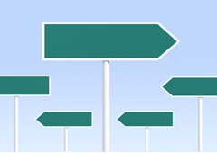 Letreros vacíos uno apuntando en una dirección y el resto a la dirección contraria Letreros vacíos uno apuntando en una dirección y el resto a la dirección contraria