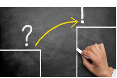 Aumenta el cobro de indemnización por despido Una mano escribiendo en una pizarra