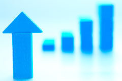 Restructuring 13. Plan de viabilidad V Una flecha azul hecha con piezas de madera.