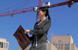 Importante sentencia para compradores de viviendas sin aval bancario no finalizadas por la promotora Una mujer en una construcción sacando un plano.