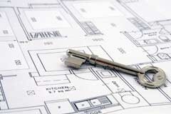 Los Bancos y su responsabilidad en los desastres sobre plano VI Un plano de una vivienda con una llave encima