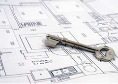 Un plano de una vivienda con una llave encima Un plano de una vivienda con una llave encima