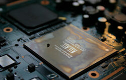 ‘Piratear’ una videoconsola no es delito: es un derecho constitucional El interior de la playstation.