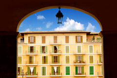 El Decreto andaluz de viviendas turísticas deja fuera al medio rural y a los ‘conjuntos’ Plaza Mayor en Palma de Mallorca