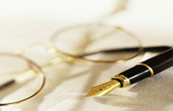 Crónica Político-institucional Una pluma de escribir junto a unas gafas