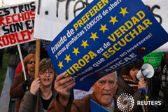 La justicia protege a los preferentistas en España Preferentistas en una manifestación