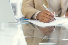 Los guiños de Rajoy en el Proyecto de la Ley de Presupuestos para 2016 Persona firmando documento