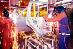 El envejecimiento de la población trabajadora y su influencia en la prevención de riesgos laborales Dos personas trabajando en una fábrica