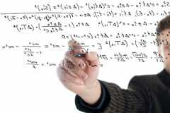 Una sentencia reconoce a un profesor universitario un sexenio de investigación Una pizarra transparente donde se ve a un profesor escribiendo fórmulas en ella