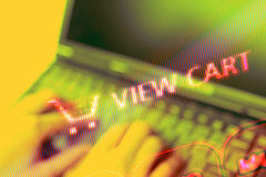 Sorteos promocionales en Facebook Unas manos en un teclado.