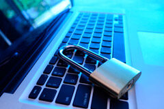 Los ciudadanos españoles remiten casi 80.000 peticiones para ejercer su Derecho al Olvido en internet ante Google en cinco años Candado sobre teclado